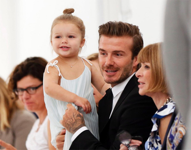 Tiểu thư Harper nhà Beckham dậy thì lấn át cả bố mẹ, thay đổi ra sao so với lần đầu dự show thời trang vào hơn 10 năm trước?- Ảnh 4.