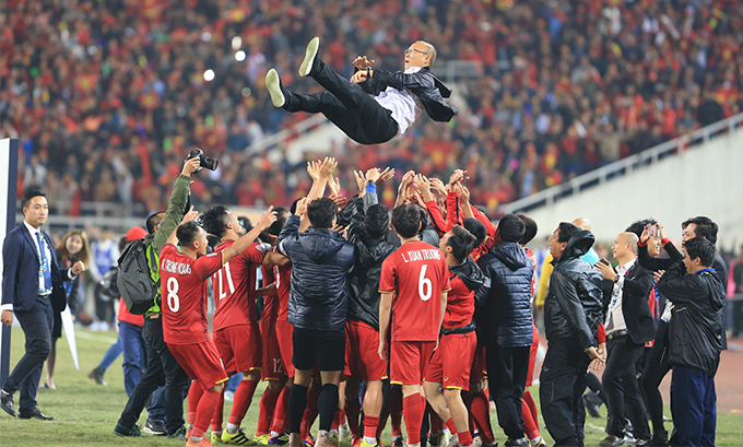 Thầy trò ông Park trong niềm vui vô địch AFF Cup 2018. Ảnh: Minh Tuấn