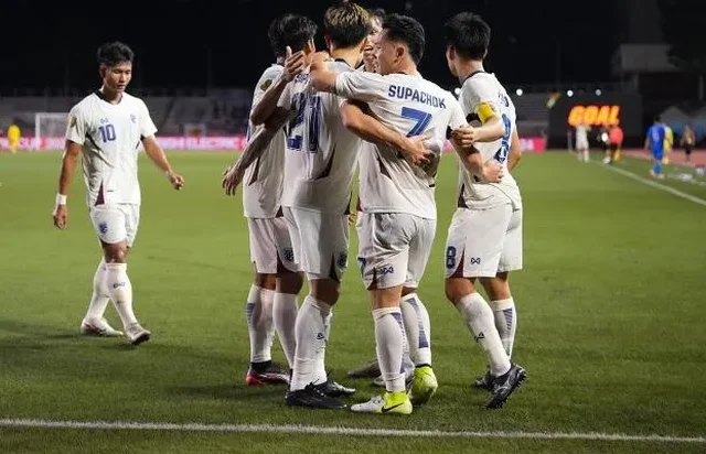 Cầu thủ Thái Lan mừng bàn gỡ hòa Philippines, trên sân Rizal Memorial, Manila